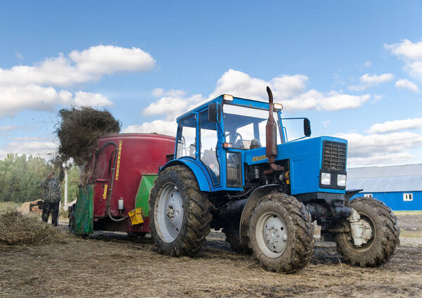 Нижняя Тавда, Россия - 6 августа 2017 года: Трактор "Беларусь". "Беларус" - название семейства колесных тракторов, выпускаемых в Беларуси на Минском тракторном заводе с 1950 года
.
