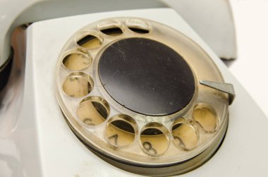 Beyaz arka plan üzerinde izole disk vintage telefon
