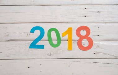 Beyaz ahşap zemin üzerinde 2018