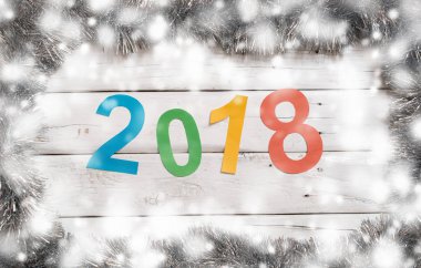 2018 yeni yıl beyaz tahta ve kar