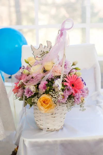 Cesta Blanca Con Flores Sobre Fondo Claro —  Fotos de Stock