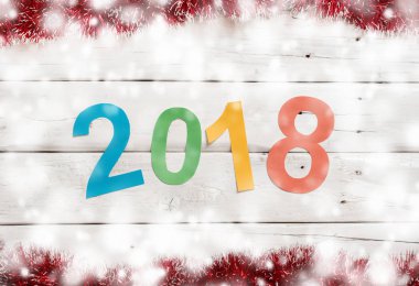 2018 yeni yılda tinsel beyaz tahtaya