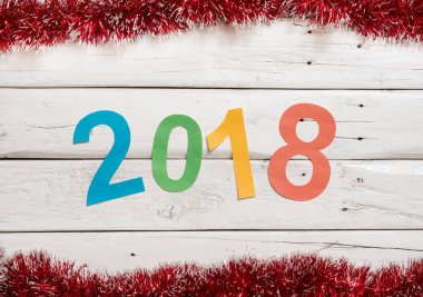 2018 yeni yılda tinsel beyaz tahtaya