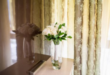 vazoda beyaz gül bir buket