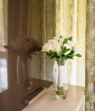 vazoda beyaz gül bir buket