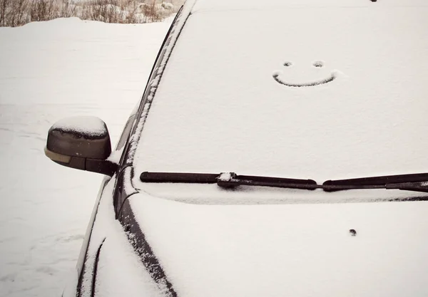 Viso Sorridente Con Neve Sulla Macchina — Foto Stock