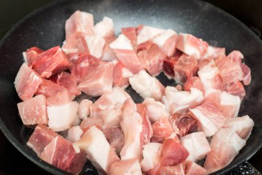 Bir tava üzerinde kırmızı et