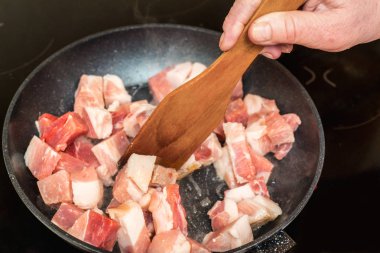 Bir tavada kızarmış et