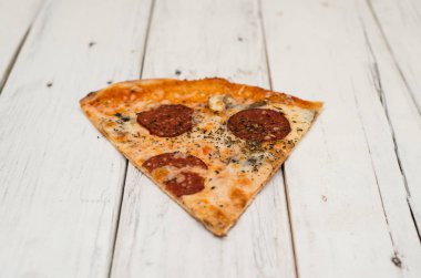 Bir beyaz tahta üzerine pepperoni dilim