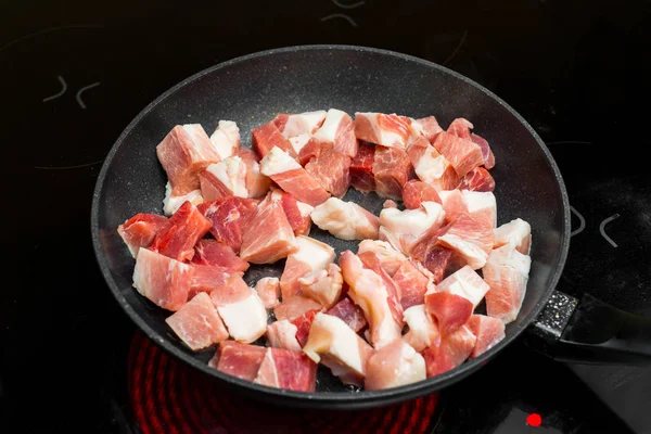Bir tavada pişirme plaka siyah üzerine kırmızı et