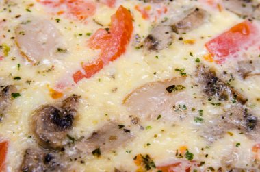 Kızarmış yumurta et, domates, mantar ve baharatlar