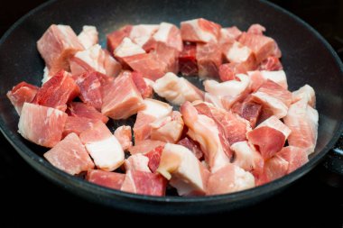 Bir tava üzerinde kırmızı et