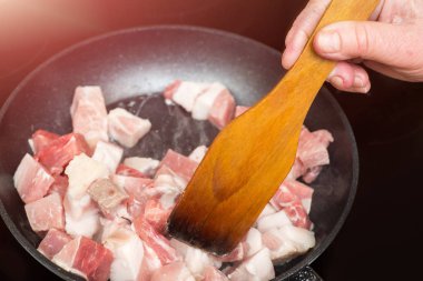 Bir tava üzerinde kırmızı et