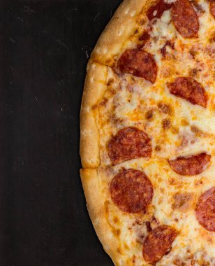 Siyah arka plan üzerine pizza