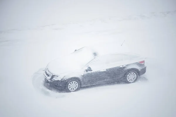 Auto Nella Neve Sul Parcheggio — Foto Stock