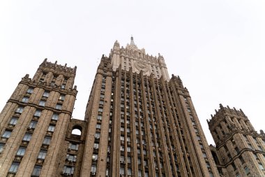 Moskova, Rusya - 11 Kasım 2019: Rusya Federasyonu Dışişleri Bakanlığı bulutlu bir günde.
