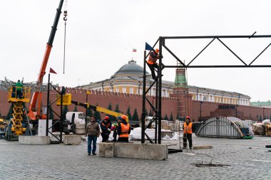Moskova - 10 Kasım 2019: İşçiler Moskova 'daki Kızıl Meydan' da Noel süslemelerini onardılar.