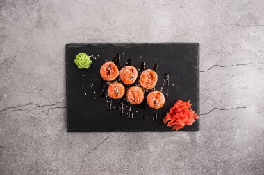 Susamlı Japon ekmeği, wasabi ve zencefil.