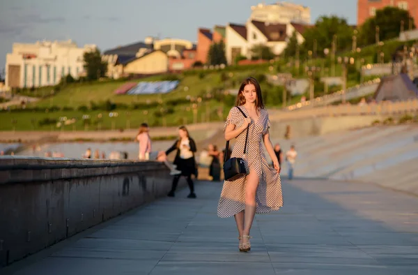 Mädchen Mit Kaffee Läuft Die Promenade Entlang — Stockfoto