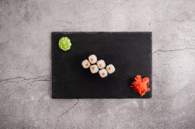 Japon somonları tahtada yuvarlanıyor.