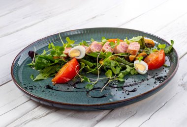 Etli İtalyan salatası, yumurta, domates ve otlar.