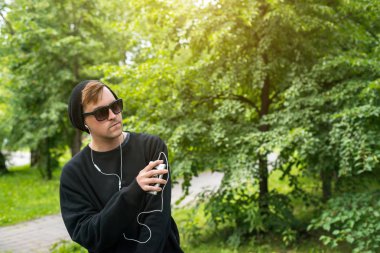 Sokakta müzik dinleyen kulaklıklı adam