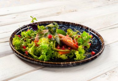 Balkabaklı salata, füme tavuk ve bal sosu.