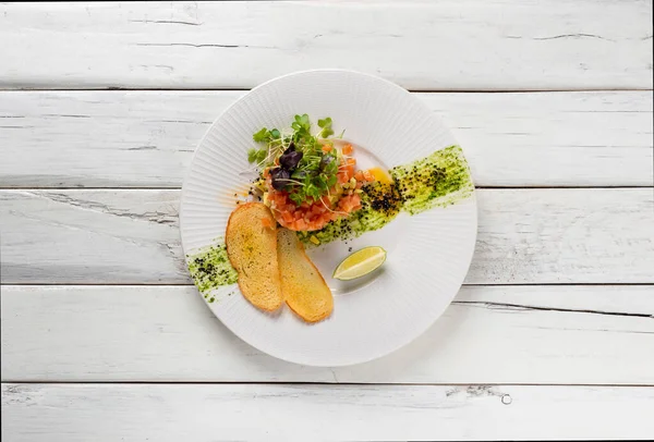 Tartaro Salmone Con Avocado Fondo Legno Bianco Vista Dall Alto — Foto Stock