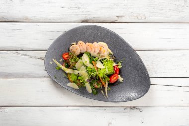 Beyaz arka planda tavuklu Sezar salatası ve salata karışımı. Üst görünüm.