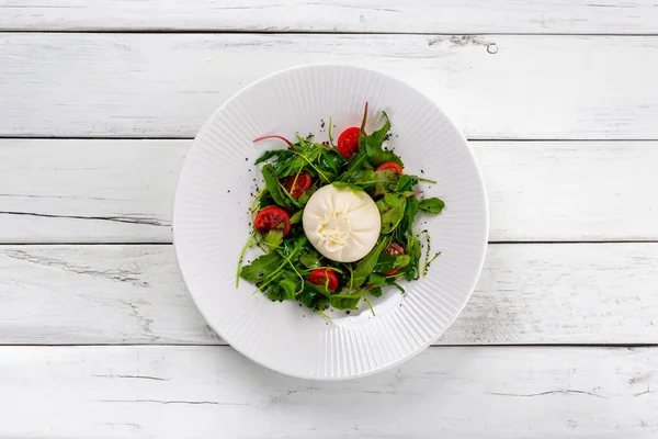 Buratta Fresca Com Mistura Salada Tomates Suculentos Fundo Madeira Branca — Fotografia de Stock