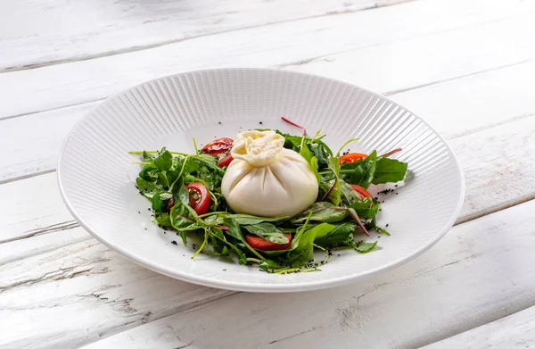 Färsk Buratta Med Sallad Mix Och Saftiga Tomater Vit Trä — Stockfoto