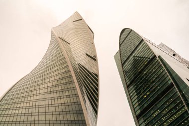 Bulutlu gökyüzünün arka planında gökdelenler