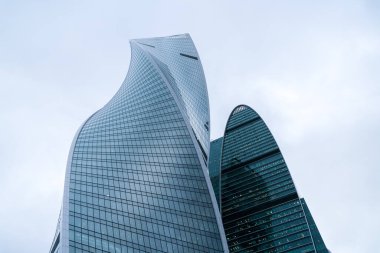 Bulutlu gökyüzünün arka planında gökdelenler