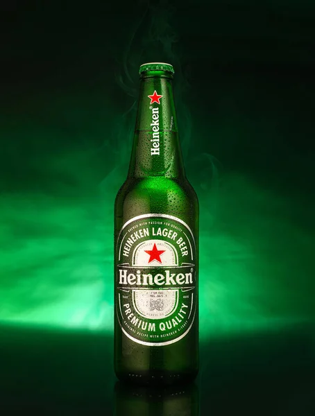 Tyumen Rússia Março 2020 Garrafa Cerveja Heineken Lager Sobre Fundo — Fotografia de Stock