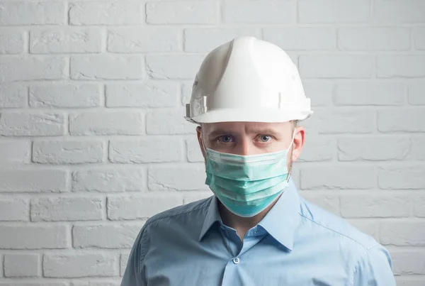 Engeener Capacete Usando Máscara Médica Para Proteger Vírus Fundo Branco — Fotografia de Stock