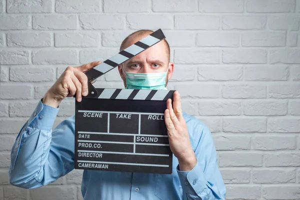 Homem Camisa Azul Máscara Vírus Branco Com Clapperboard — Fotografia de Stock