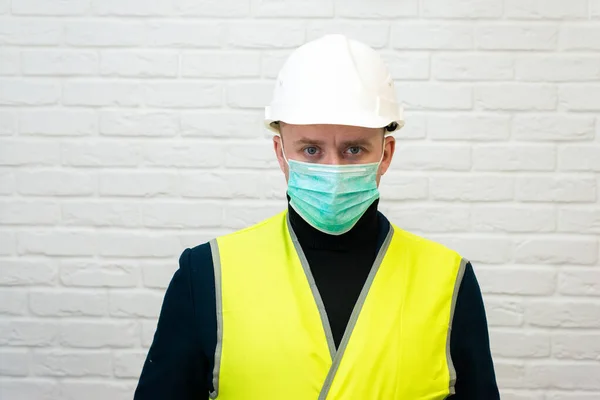 Engeener Hjälm Bär Medicinsk Mask För Att Skydda Virus Vit — Stockfoto