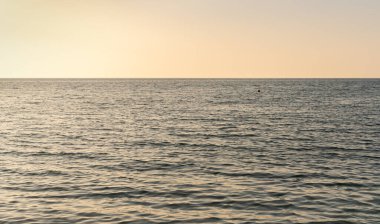 Gün batımında deniz dalgaları ılık renkte