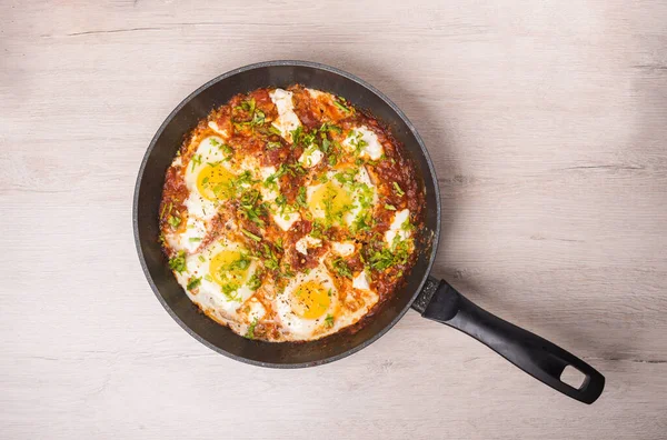 Nykokt Shakshuka Panna Trä Bakgrund — Stockfoto