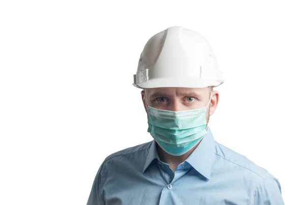 Engeener Casca Purtând Mască Medicală Pentru Proteja Virusul Fundal Alb — Fotografie, imagine de stoc