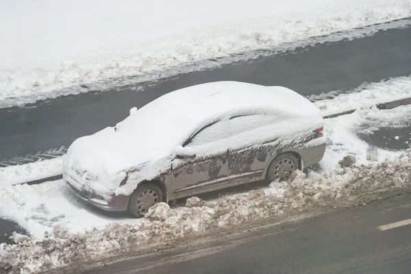Auto Sulla Neve Dopo Una Forte Neve — Foto Stock