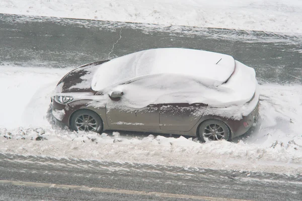 Auto Sulla Neve Dopo Una Forte Neve — Foto Stock