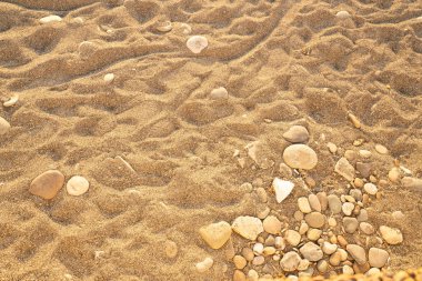 Gün batımında kum ve çakıl taşları