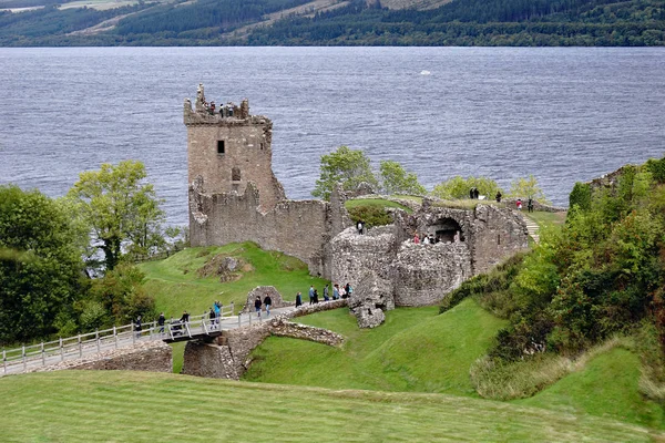 Toeristen in Urquhart Castle by Loch Ness, Schotland — Stockfoto