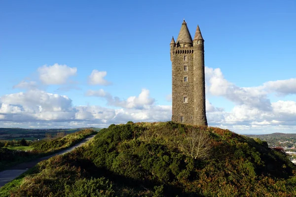 Scrabo Kulesi. Kuzey İrlanda 'da, County Down yakınlarındaki Scrabo Hill' de bulunan 19. yüzyıl gözcü kulesi.