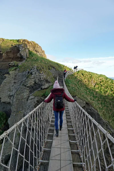 Turist Kız Kuzey Rlanda Nın Popüler Turistik Merkezi Carrick Rede Telifsiz Stok Imajlar