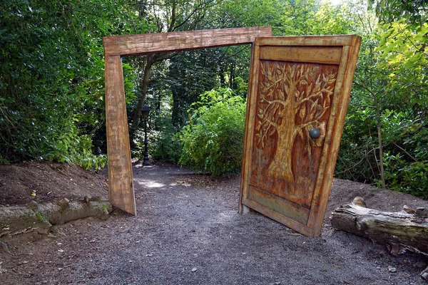 Kilbroney Park, Rostrevor, Kuzey İrlanda 'daki Narnia Trail' in başlangıcındaki gardırop kapısı.
