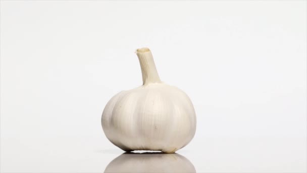 Knoflook Bol Met Schaduw Een Witte Tafel Rotatie 360 Graden — Stockvideo