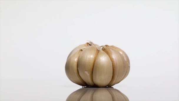 Knoflook Bol Met Schaduw Een Witte Tafel Rotatie 360 Graden — Stockvideo