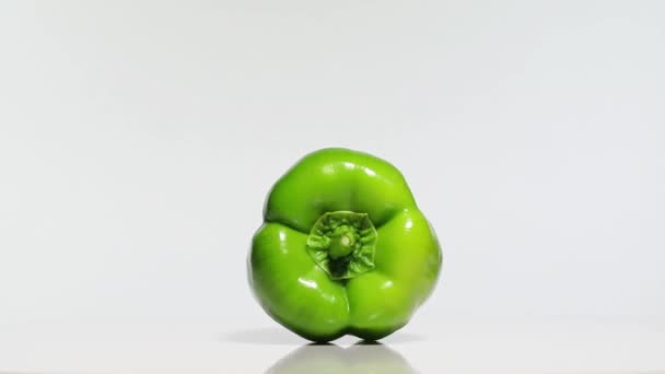Grön Paprika Med Skugga Ett Vitt Bord Rotation 360 Grader — Stockvideo